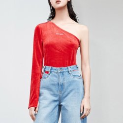 MO&Co. 摩安珂 露肩刺绣开衩丝绒斜肩上衣