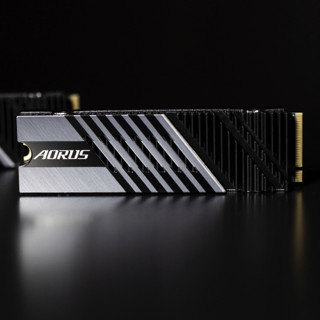 GIGABYTE 技嘉 AORUS 钛雕 7000s NVMe M.2 固态硬盘 1TB (PCI-E3.0)