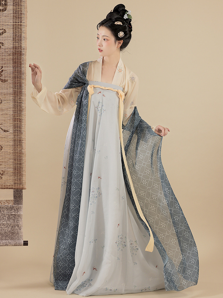 小众文化走入大众视野 | 你会为了LO裙与汉服盲盒买联名款手机吗?