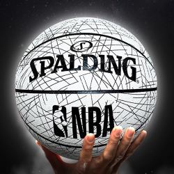 spalding斯伯丁新款反光篮球夜场焦点潮流酷炫街头青少年7号篮球76667
