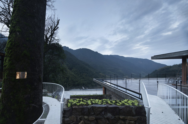 群山环绕的秘境桃源，江浙沪避暑游推荐！原舍揽树(松阳店) 揽树山景大床房1晚套餐（含双早+欢迎水果+云朵乐园畅玩等）