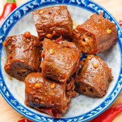 爱鸭500g甜辣香辣五香鸭脖零食整箱小包装卤味小吃不辣熟食礼盒包