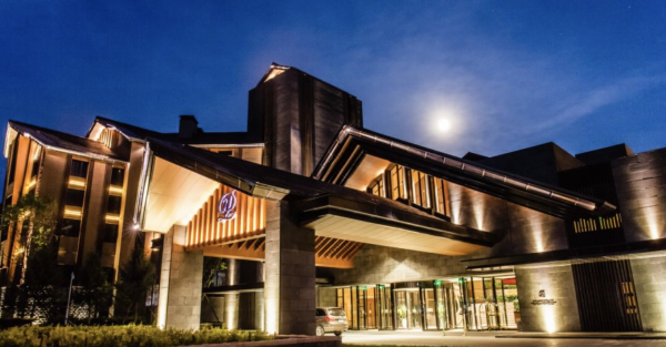 雪季预定 吉林万科松花湖王子酒店高级大床房2晚 含早 雪票 娱雪乐园体验 儿童2小时托管 索道票 多少钱 什么值得买