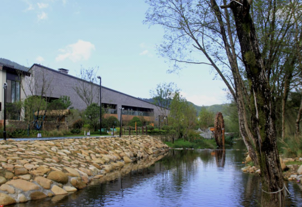 暑假周中不加价!上下九华山的必经之路!九华山Hotel MoMc蔓兰酒店 杏花大床房2晚连住+双早+丝带祈福+欢迎水果