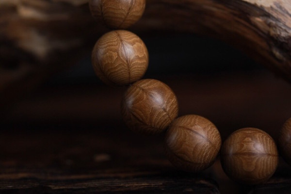 六道木手串又称降龙木,六道木棱与六字真言相对,有保佑平安的寓意.