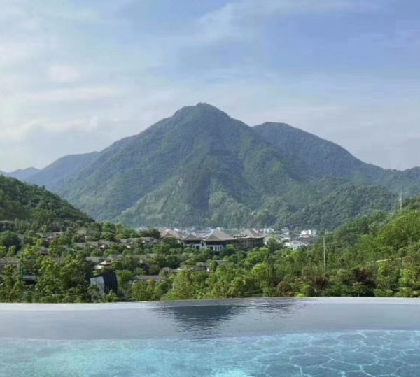 避暑玩水!杭州湍口温泉星泉谷度假村 山景温泉套房1晚(含双早+山景温泉门票2张+无边泳池门票2张)