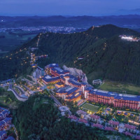 北京海湾半山温泉酒店 豪华双床房1晚（含双早+温泉泡池+50元餐饮代金券2张）