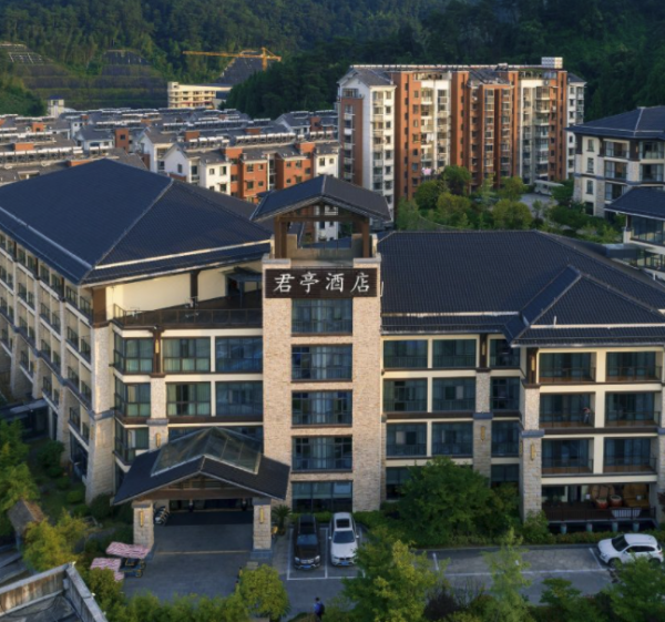 亲子游!千岛湖中心湖区鱼街君亭酒店豪华双床房1晚(含双早+60元鱼头抵