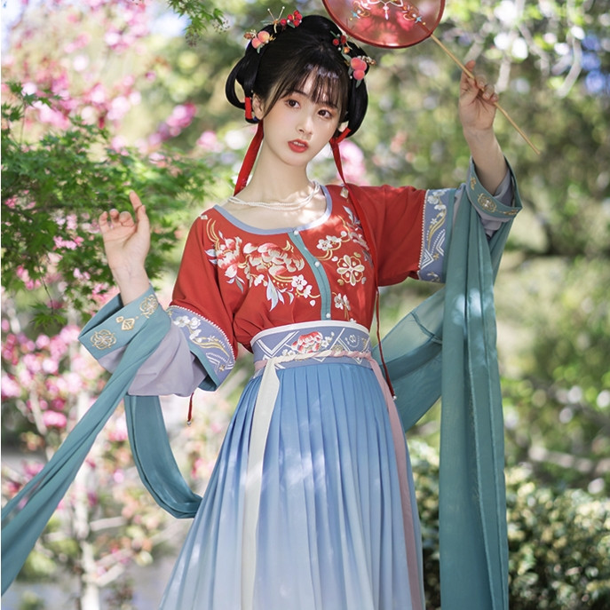 郭晶晶又双穿汉服啦~与丈夫霍启刚到场助阵全港华服日,气质优雅受追捧~
