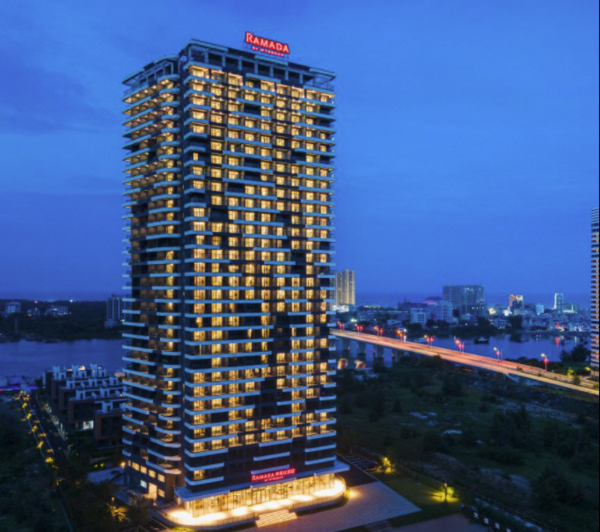 惠州惠东双月湾华美达酒店  高级海景大床房1晚套餐(含双早 海滨温泉