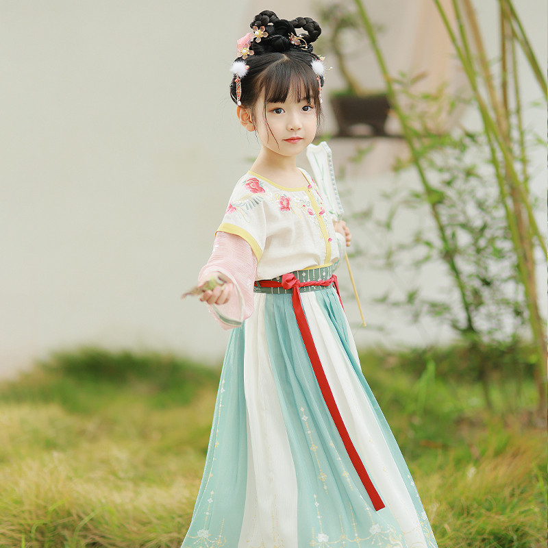 郭晶晶又双穿汉服啦~与丈夫霍启刚到场助阵全港华服日,气质优雅受追捧~