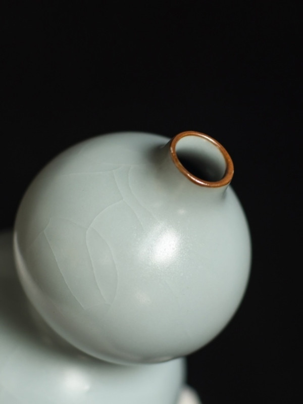 位居宋代"五大名瓷"之首,因产于汝州市而得名,汝窑以烧制青瓷闻名,以