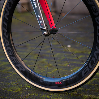 TREK 崔克 Bontrager Aeolus XXX 6 TLR 碳纤维轮组 黑色/红色 700C 前花鼓