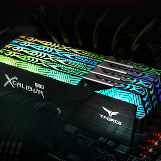 Team 十铨 王者之剑 图腾版 DDR4 3600MHz RGB 台式机内存 灯条 黑色 16GB 8GBx2