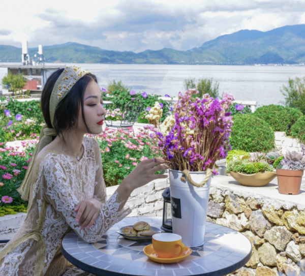 神仙睡梦花园！大理花瓣海一线海景酒店 波罗的海海景豪华大床房2晚（含早+双人下午茶+花语牧场门票2张）