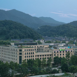 周末不加价！杭州西溪智选假日酒店 标准房2晚（含2大1小自助早餐）