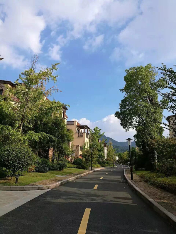 隔壁洲际平替!3月不加价!千岛湖普丽度假酒店 独栋四居别墅/地中海豪华房2晚(含早+蹦床乐园门票/洲际儿童乐园门票等)