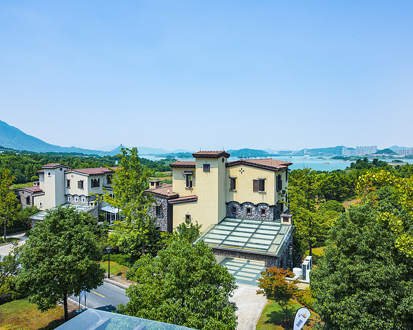 隔壁洲际平替!3月不加价!千岛湖普丽度假酒店 独栋四居别墅/地中海豪华房2晚(含早+蹦床乐园门票/洲际儿童乐园门票等)