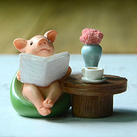 真自在可爱小猪摆件猪年七夕节生日礼物读书动物树脂装饰精致送男生女生创意摆件 坐礼物上的小猪 喝咖啡看报纸的小猪