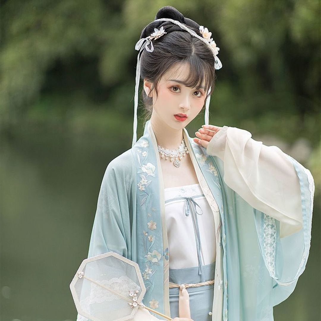 LPL国风日三大女神汉服造型太抢眼，海外网友表示国风美呆了～