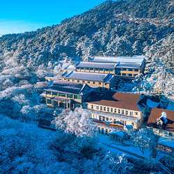 位于排云亭旁含景区门票，看日出赏云海俱佳！黄山排云型旅酒店 普通单间/标间1晚（含双早+黄山风景区双人门票）