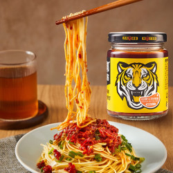 虎邦 辣椒酱 招牌牛肉酱210g 15%肉含量 辣酱鲜椒酱 下饭菜拌饭拌面酱