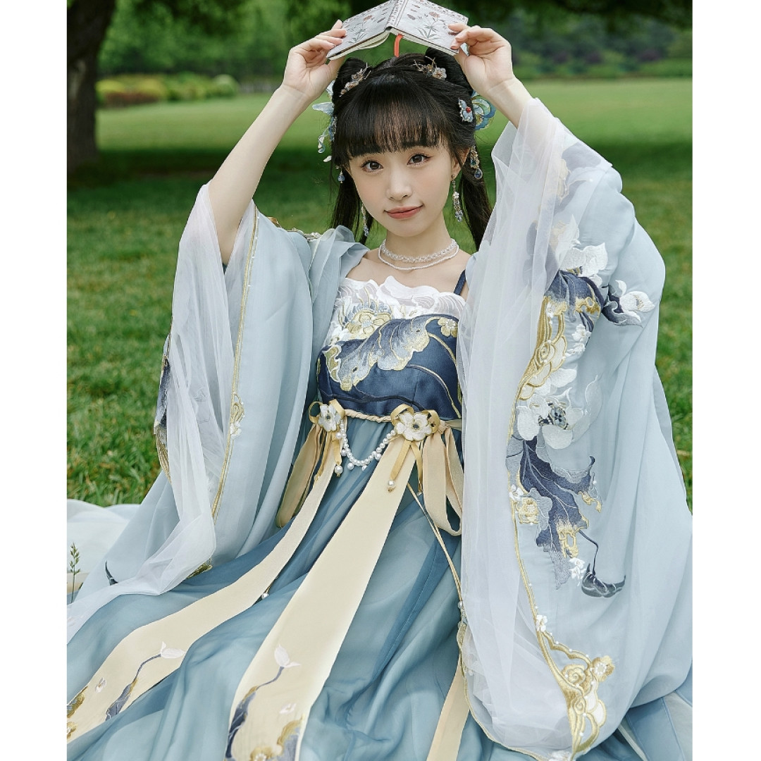 娄艺潇海边汉服大片曝光—— 鲜衣怒马灵气十足，这次真的美呆了！