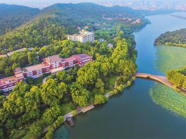 夏日西湖泛舟赏曲院风荷,暑期不加价!杭州香格里拉饭店 山景客房1晚套餐(含早餐+西湖游船权益+2大1小下午茶)