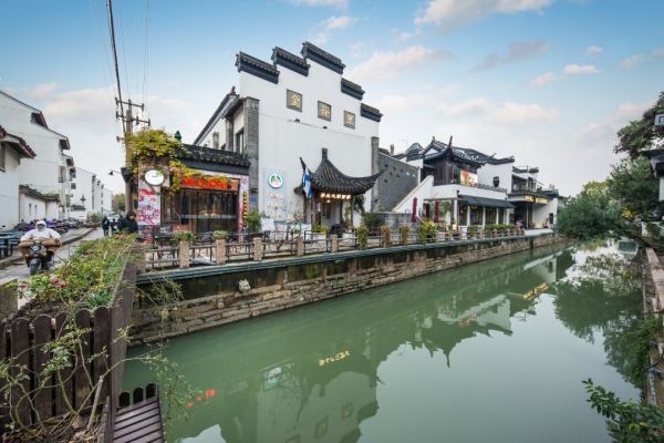 市区黄金地段,春天适合逛园林!隐居酒店(苏州拙政园店) 隐奢豪华大床房1晚套餐(含双早+上海女人雪花膏+品茗茶券)