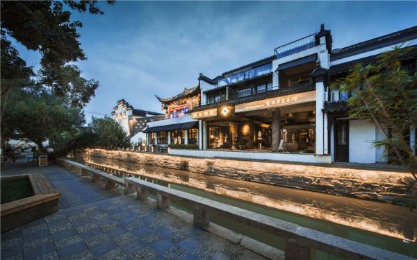 市区黄金地段,春天适合逛园林!隐居酒店(苏州拙政园店) 隐奢豪华大床房1晚套餐(含双早+上海女人雪花膏+品茗茶券)