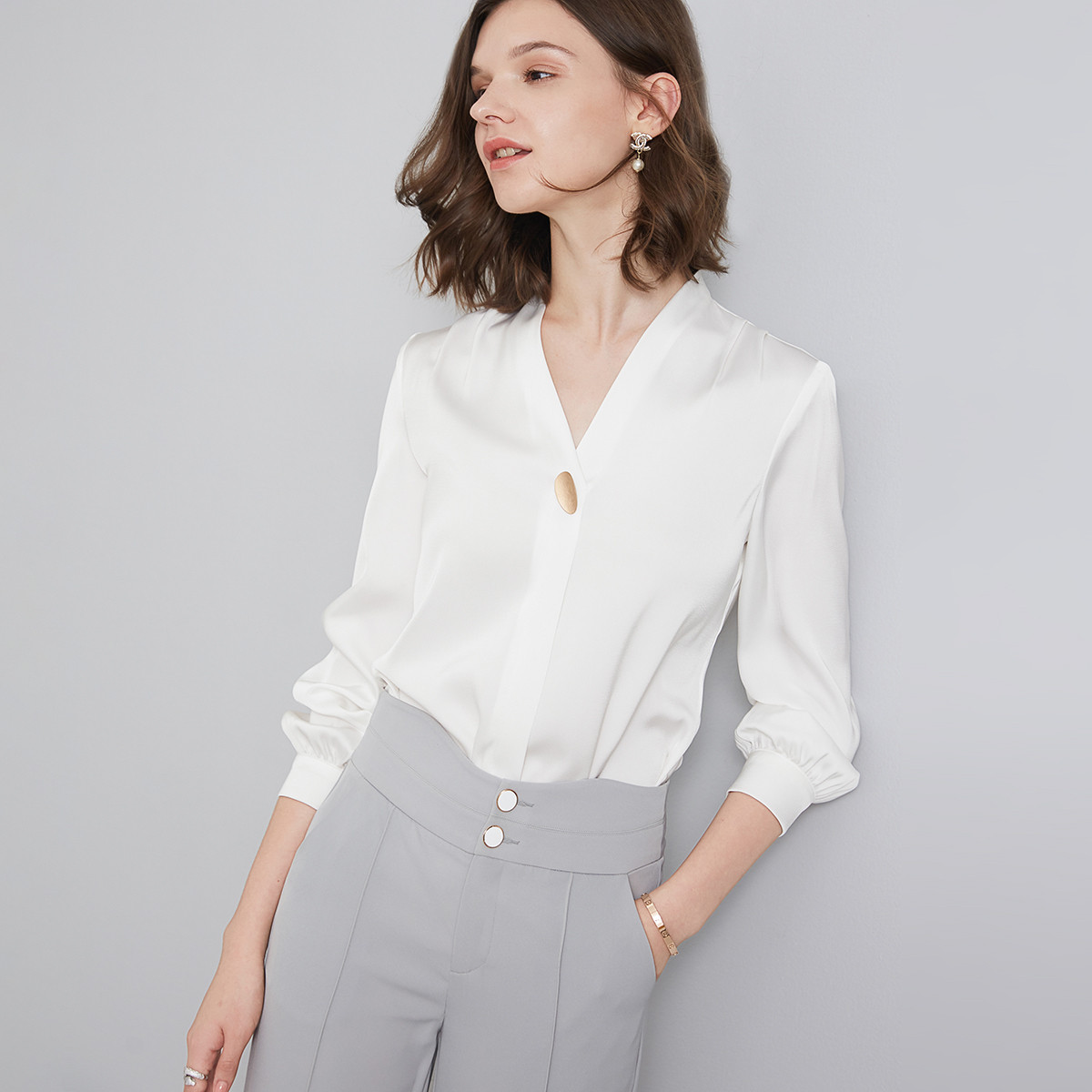 晚白 2022春季新品休闲纯色减龄v领长袖通勤套头衬衣衬衫女 白色 s