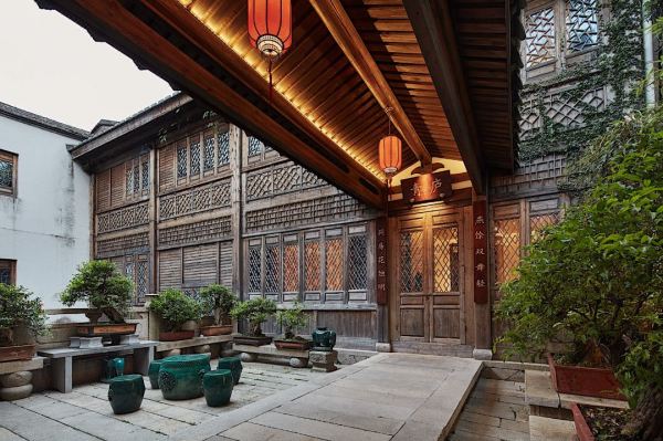 暑期平日不加价!酒店内外都是景,非基础房型享私汤入户!福州书香文儒酒店(三坊七巷店) 多房型1-2晚套餐(含2大1小早餐+可选房内温泉泡池等)