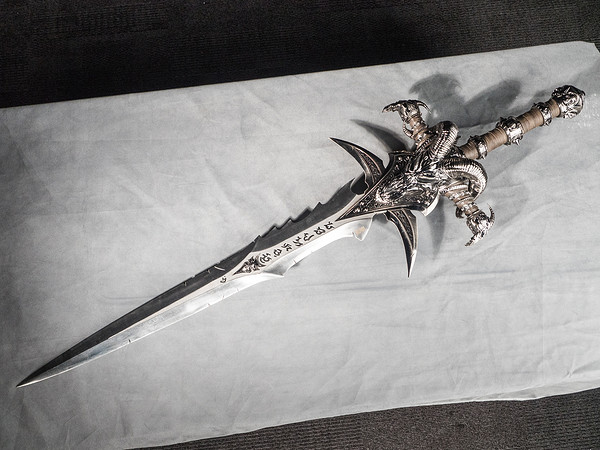 游戏周边_多年之后,巫妖王又怒了!《魔兽世界》霜之哀伤1:1复刻版开箱