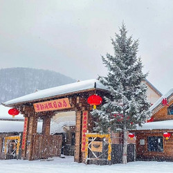 雪韵大街黄金地段，畅玩冰上乐园！雪乡雪韵阁假日酒店 精品民俗双人炕1晚套餐（含双早+俄式风情双人套餐+雪地温泉汤池等）