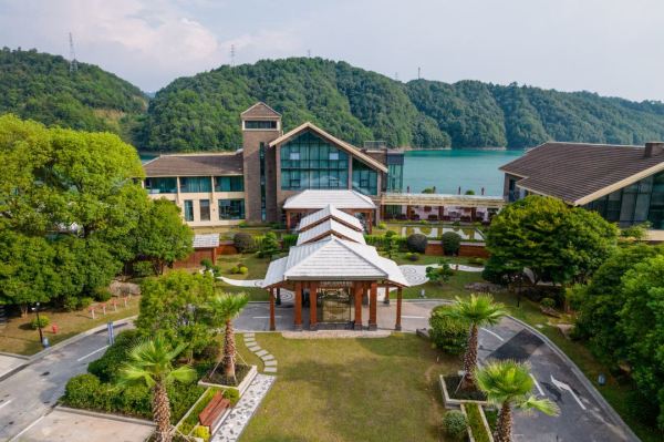 千岛湖有周末不加价酒店吗?有!浙江千岛湖钓鱼岛度假酒店 豪华湖景大/双床房1-2晚含双早套餐