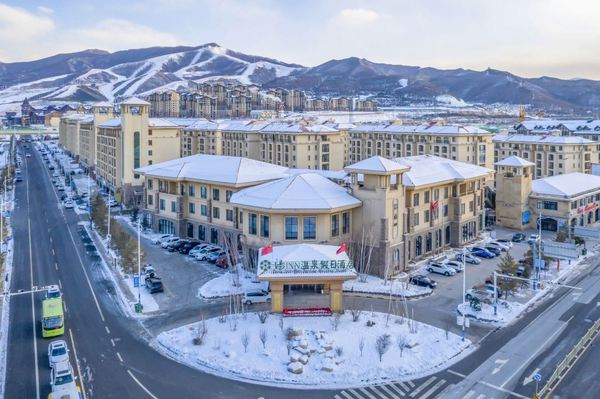 一站式体验滑雪温泉!河北崇礼汤INN温泉酒店 高级大床房/标准间1晚套餐(含双早+温泉票+滑雪票)
