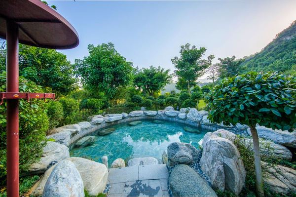 城市温泉轻度假,清远“小桂林”!广东清远英德宝晶宫天鹅湖温泉酒店 湖景大床房 1晚(含双早+温泉+烟花表演+儿童乐园)