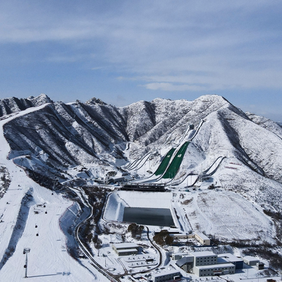 同样是京津冀地区雪场，价格只要崇礼的一半！河北涞源七山万达锦华度假酒店 豪华大/双床房1-2晚套餐（含双早+双人全天滑雪票）