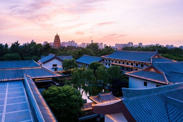 近大雁塔、大唐芙蓉园！全程不加价！西安唐华华邑酒店 单卧套房 2晚含双早+定制IP伴手礼等