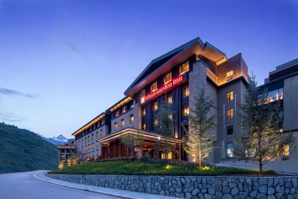 周末不加价,赏川藏绝美风光!九寨鲁能希尔顿花园酒店 花园客房2晚连住套餐(含双早+套餐礼遇)