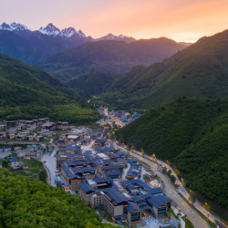 周末不加价，赏川藏绝美风光！九寨鲁能希尔顿花园酒店 花园客房2晚连住套餐（含双早+套餐礼遇）