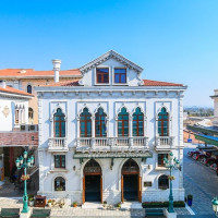 跟着电影去旅行，周末不加价！长沙华谊电影小镇城堡酒店 标准房1晚套餐（含双早+2大1小入园门票）