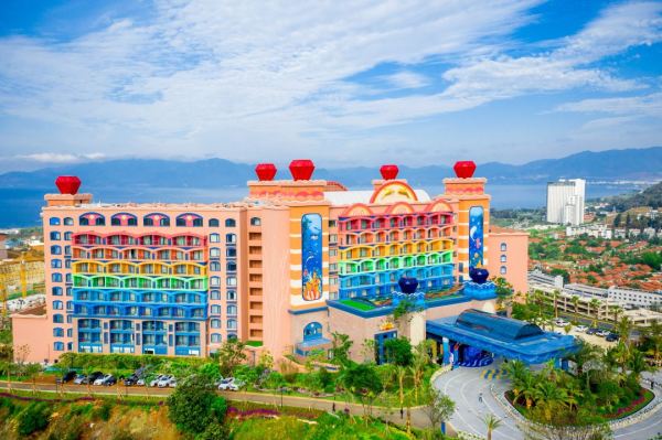 年底前入住可免费升级房型 抚仙湖海豚湾酒店高级大/双床房 2/3晚套餐(含双早+海豚之家体验券+奇幻营地体验券+FFS射击体验)