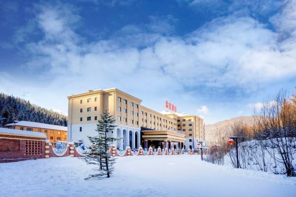 冰上乐园畅玩!雪乡万嘉森林温泉酒店 智选双床房1/2晚套餐(含双早+双晚+冰上乐园2张)