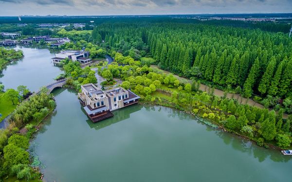 崇明岛上，16万㎡森林湿地内呼吸鲜氧！上海怡沁园度假村 湿地景观大床房1晚套餐（含双早+室内/室外儿童乐园+欢迎饮品等）