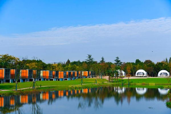 崇明岛上,16万㎡森林湿地内呼吸鲜氧!上海怡沁园度假村 湿地景观大床房1晚套餐(含双早+室内/室外儿童乐园+欢迎饮品等)