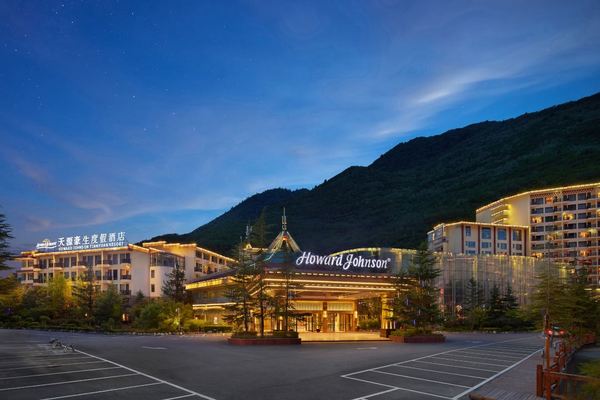 暑假全程不加价,22度的夏天!九寨沟天源豪生度假酒店高级房2晚含早,藏服体验+温泉+接机等