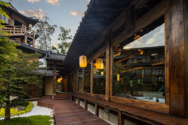 私汤入户,高颜值唐风园林酒店!青城山芷筑·饮马川温泉度假庄园 指定房型1晚套餐(含双早+梅花鹿投喂+可选烤肉套餐等)