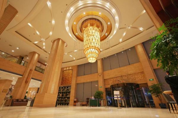 周末节假日不加价!岳阳国贸大酒店 豪华房1晚(含双早+岳阳楼门票)