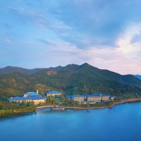 周末不加价，江浙沪踏青春游好去处！宁波钱湖宾馆 园景房1晚套餐（含双早+欢迎水果+南宋石刻/下水湿地公园脚踏船二选一）
